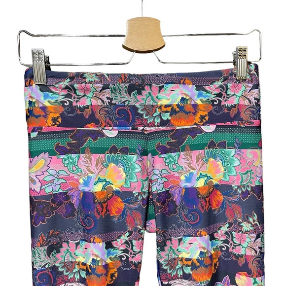 Onzie Bold Floral Print‎ Stripe Cropped Leggings Size S/M - Picture 2 of 6